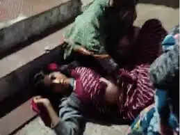 खरगोन में स्वास्थ्य व्यवस्था पर सवाल, प्रसव पीड़ा से तड़पती महिला ने अस्पताल गेट पर दिया बच्चे को जन्म, तीन को नोटिस