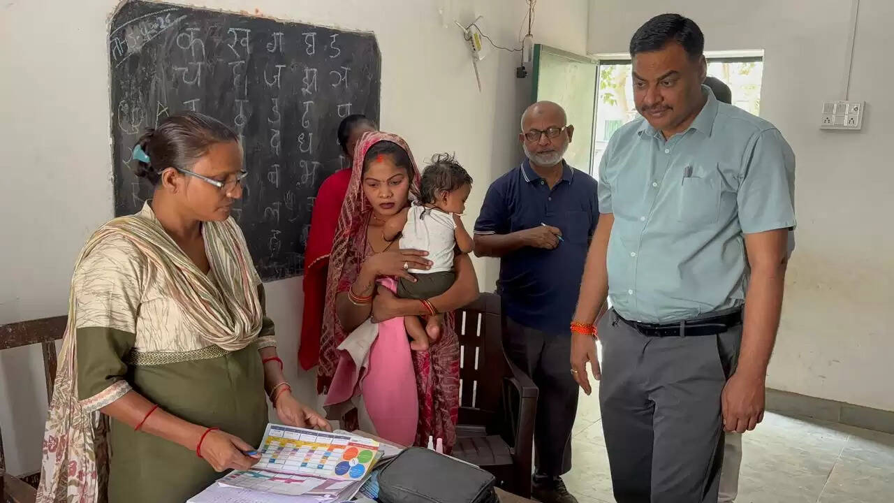 डीएम का औचक निरीक्षण : आंगनबाड़ी की बदहाली पर नाराजगी, पढ़ाई की गुणवत्ता पर संतोष