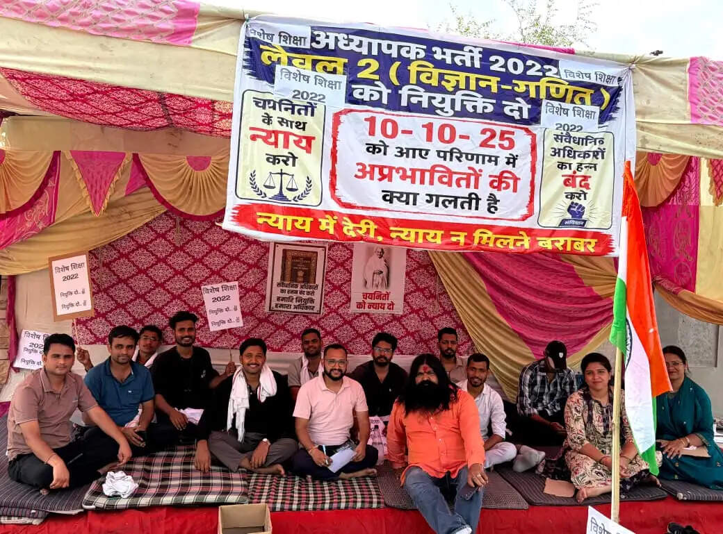 नियुक्ति आदेश को तरस रहे चयनित अभ्यार्थी,&nbsp;शिक्षा निदेशालय के सामने एक सप्ताह से धरना
