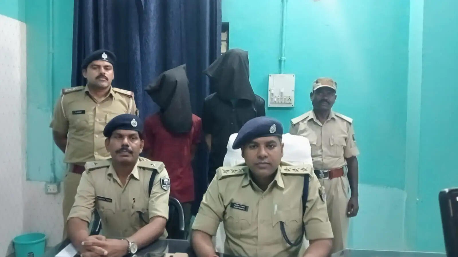 अवैध हथियार के साथ दो युवक गिरफ्तार, पिस्टल, कारतूस और मोबाइल बरामद