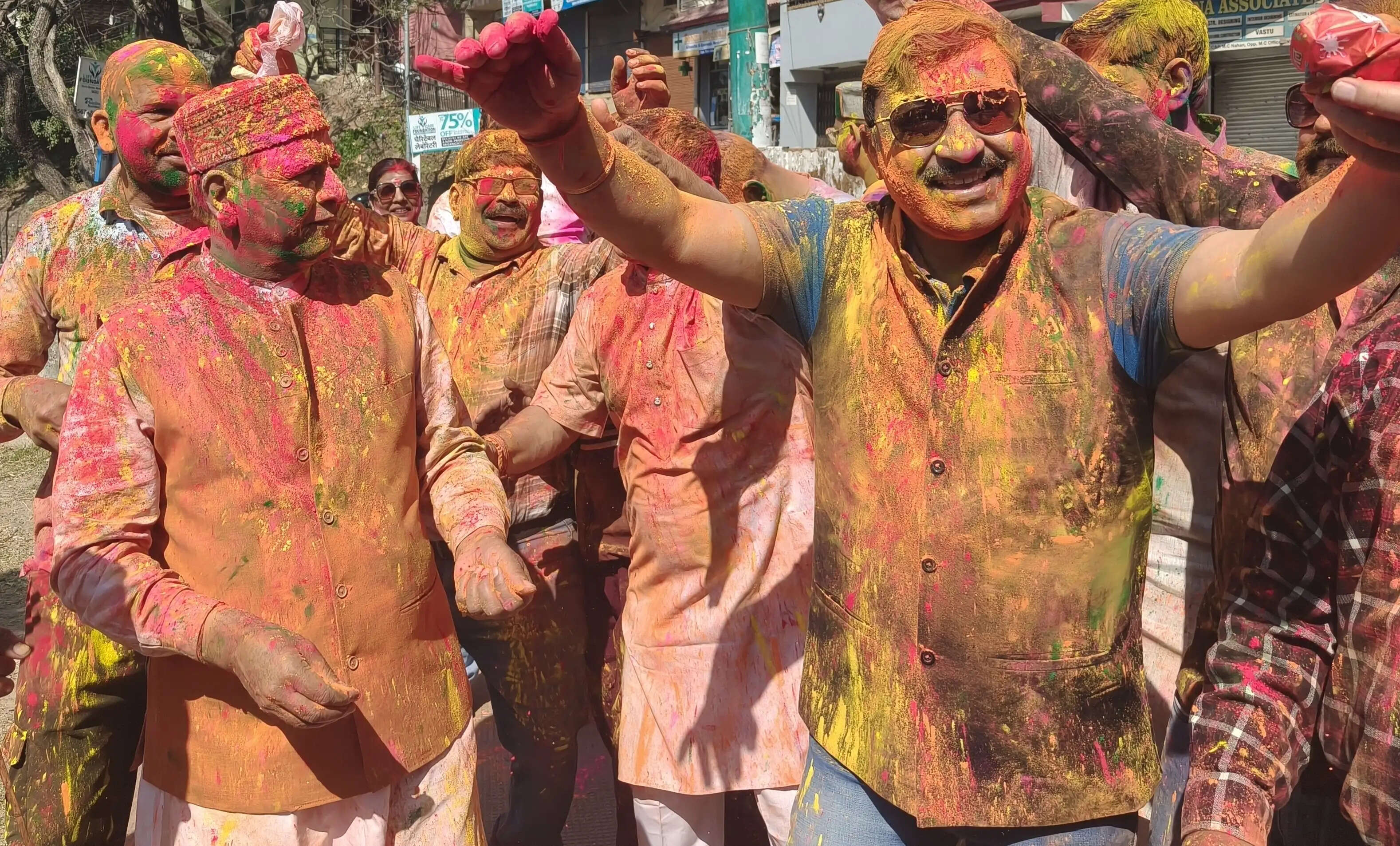 नाहन में&nbsp; भाजपा प्रदेशाध्यक्ष एवं सांसद ने आम जनता के साथ मनाई होली