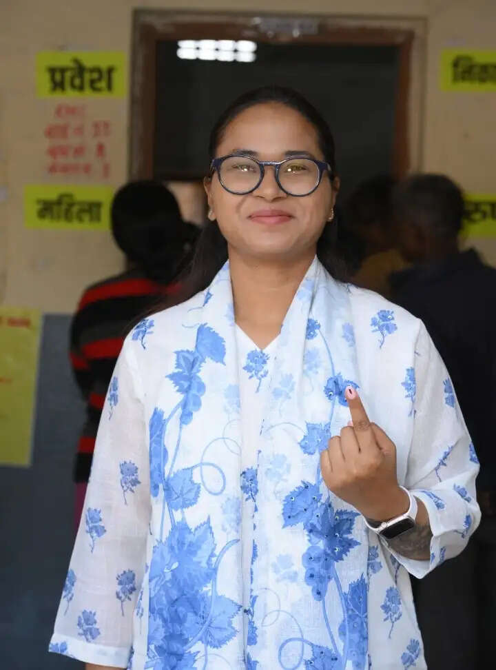 मंत्री शिल्पी नेहा तिर्की ने किया मतदान, नागरिकों से की मतदान करने की अपील