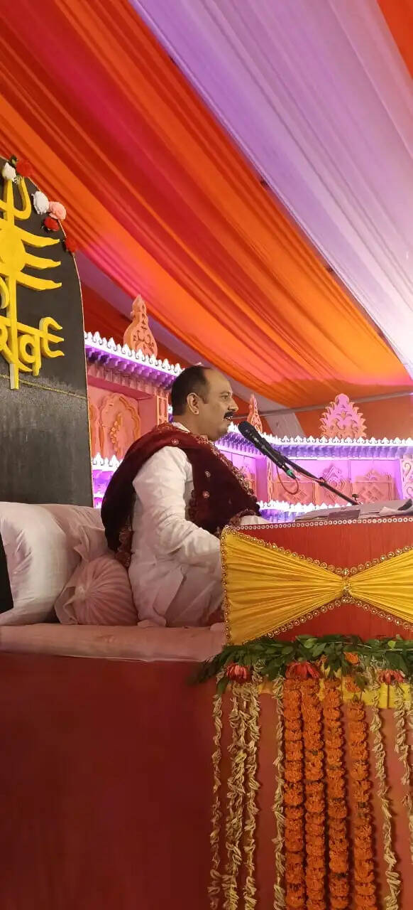 माता-पिता की सेवा करने वाली संतान को मिलती है जीवन में सुख और समृद्धि : प्रदीप मिश्रा