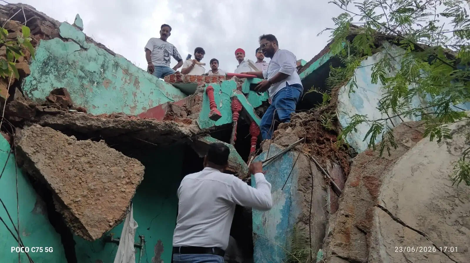 जबलपुर : मानसून के पूर्व जर्जर भवन हटाने की कार्यवाही लगातार जारी