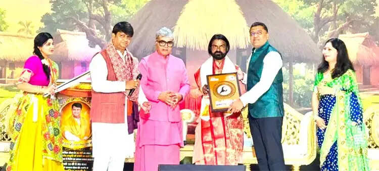 लंदन में सनातन संस्कृति की विजय पताका, निरंजन स्वामी ‘ग्लोबल पीस अवॉर्ड’ से सम्मानित