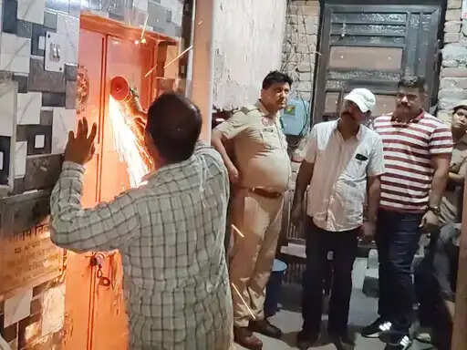 फरीदाबाद : मेनगेट काटती रही पुलिस और पीछे के रास्ते से फरार हुए तस्कर