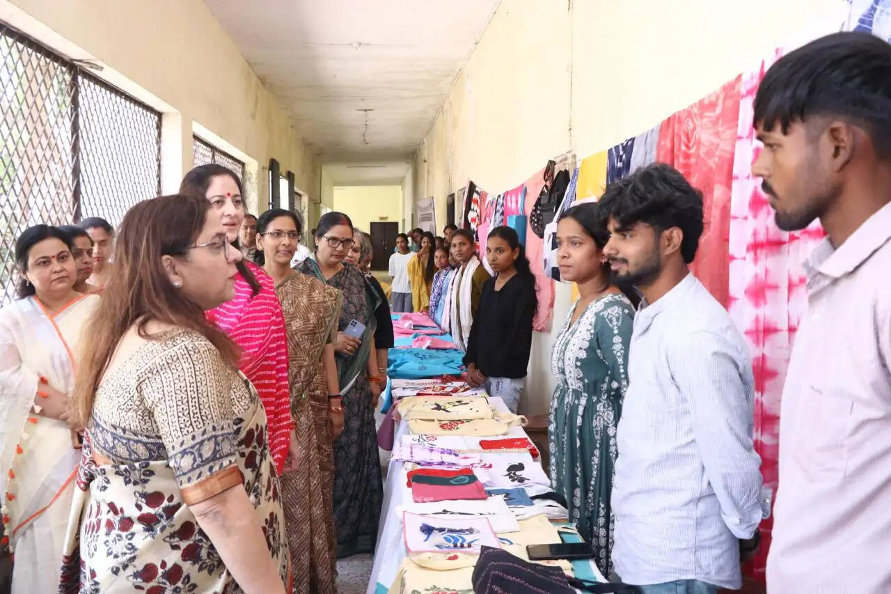 विद्यार्थियों को वास्तविक जीवन की चुनौतियों के लिए तैयार करती हैं कार्यशालाएं : कुलपति