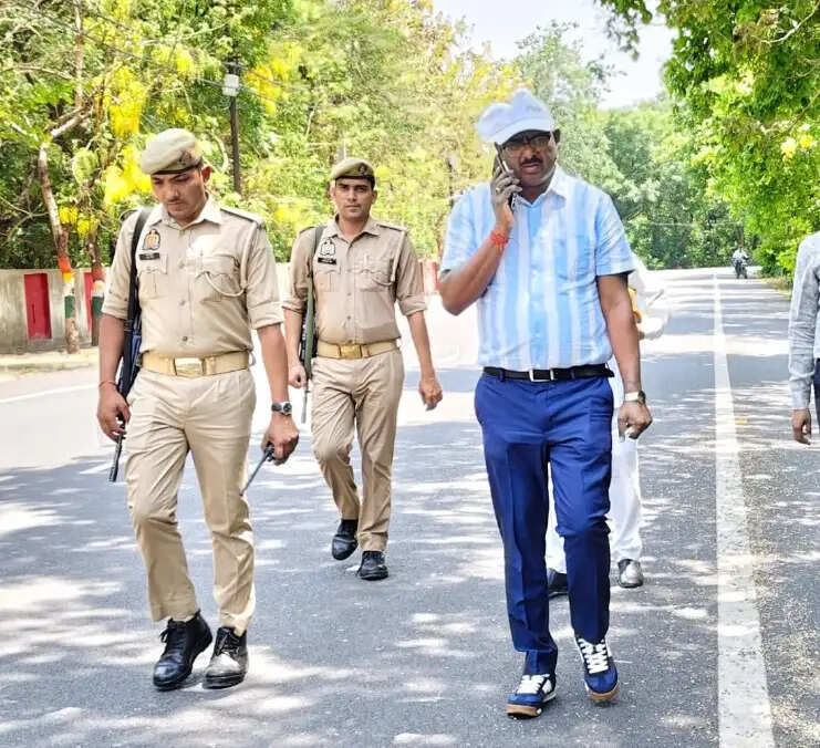 फिरोजाबाद में नो व्हीकल डे : पैदल कार्यालय पहुंचे जिलाधिकारी व सीडीओ सहित अन्य बड़े अधिकारी
