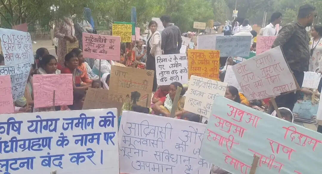 कृषि भूमि पर रिम्स-2 निर्माण के विरोध में पदयात्रा, मुख्यमंत्री आवास घेराव का प्रयास