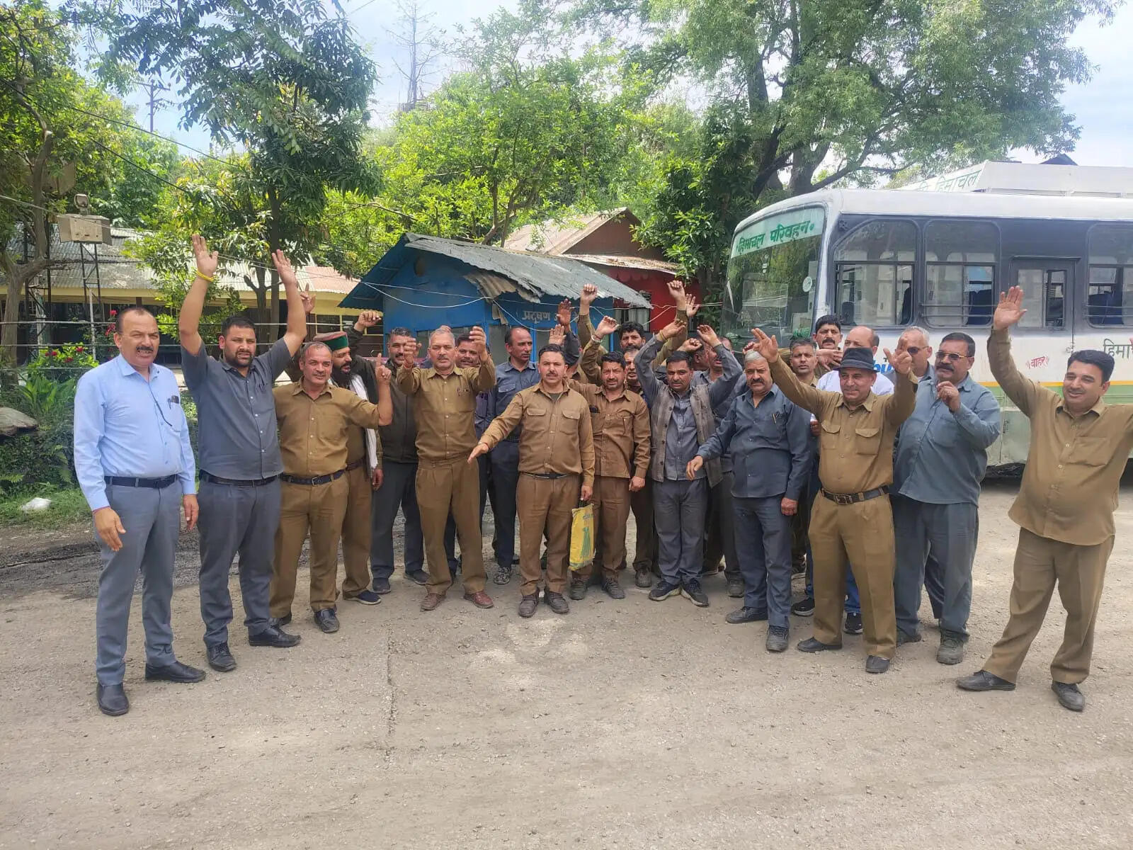 जोगिंद्रनगर में परिचालक पर हमले के खिलाफ एचआरटीसी ड्राइवर यूनियन का प्रदर्शन