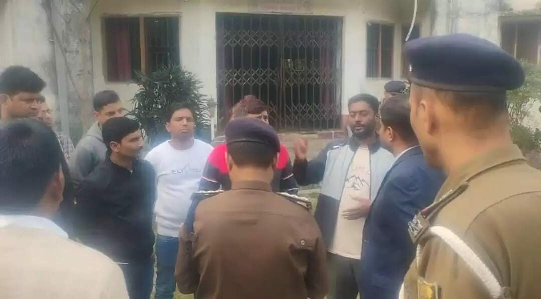 अवैध रूप से रह रहे छात्रों को मंगलवार तक खाली करने का निर्देश