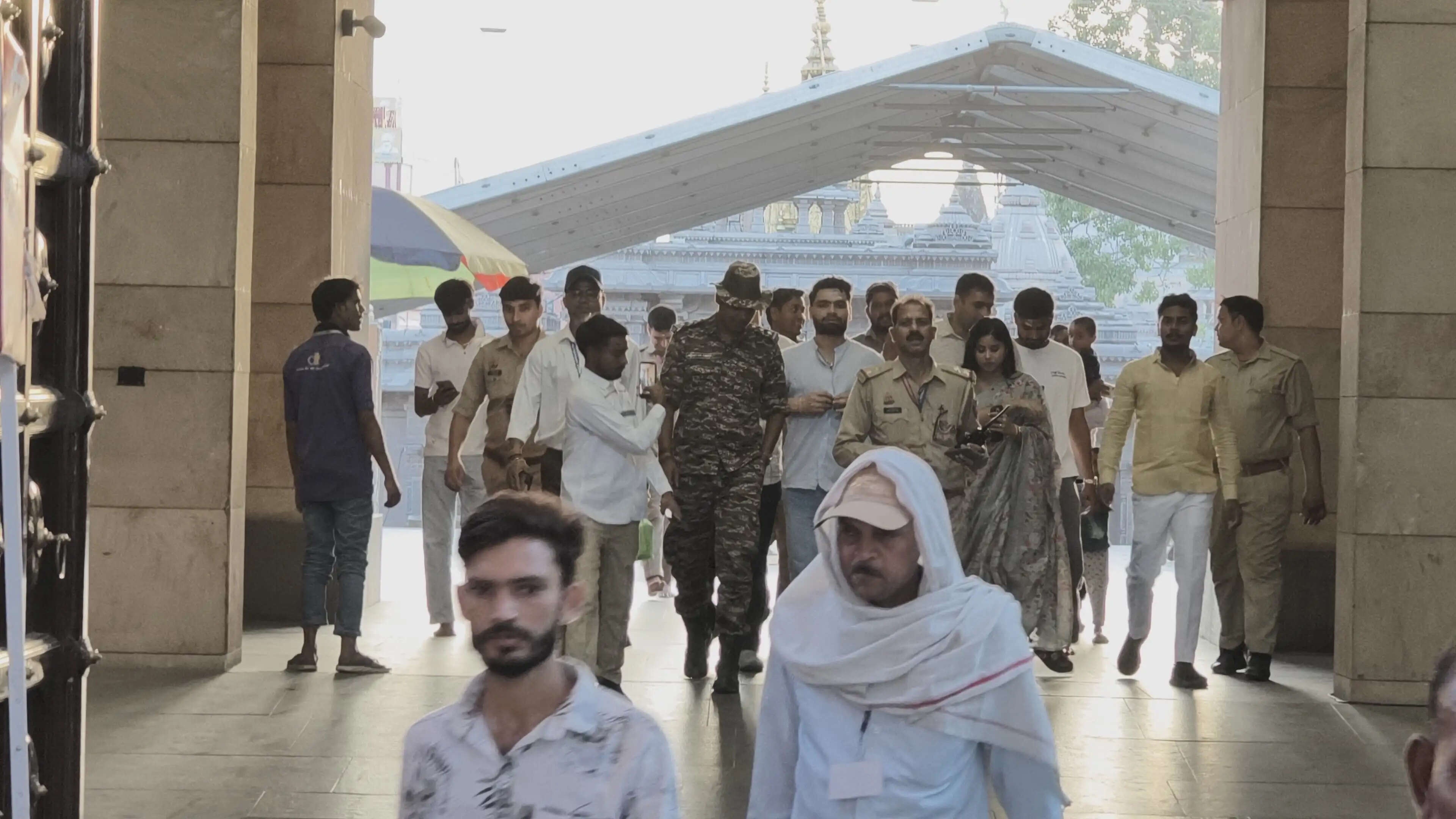 क्रिकेटर रिंकू सिंह ने मंगेतर सांसद प्रिया सरोज के साथ बाबा विश्वनाथ के चौखट पर टेका मत्था