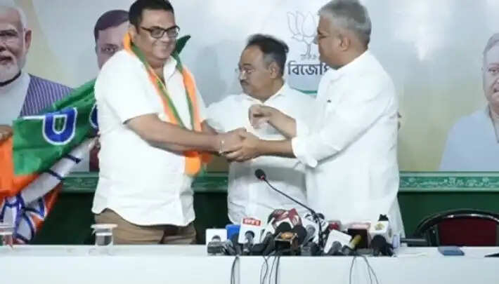 भूपेंद्र यादव की मौजूदगी में बंकिमचंद्र के परिजन सुमित्र चट्टोपाध्याय भाजपा में शामिल