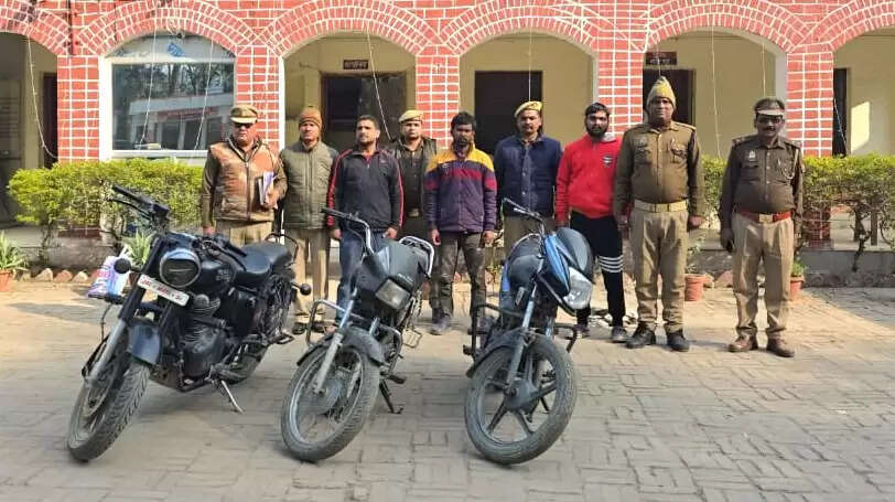 चोरी की तीन मोटर साइकिल&nbsp;के साथ तीन गिरफ्तार