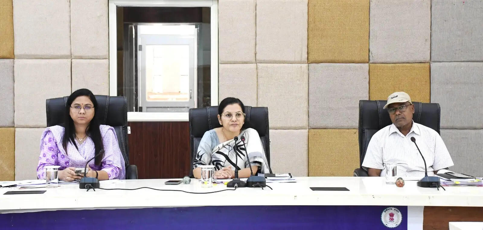 फील्ड में उतरें अधिकारी, योजनाओं में लाएं तेजी :बलरामपुर कलेक्टर