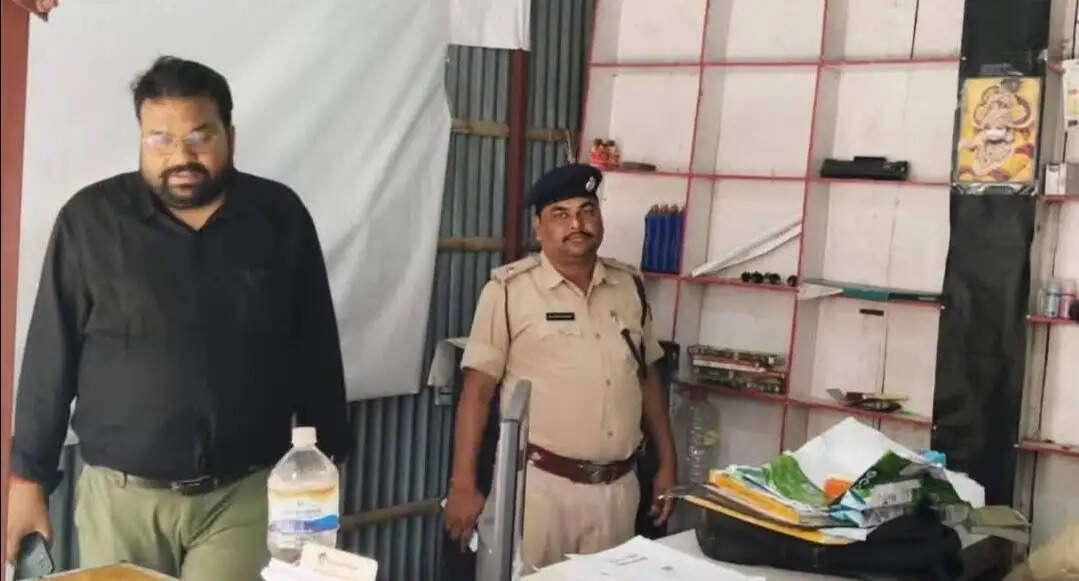 वीरपुर में आधार सेंटर पर प्रशासन की छापेमारी, संचालक हिरासत में; कई दस्तावेज बरामद