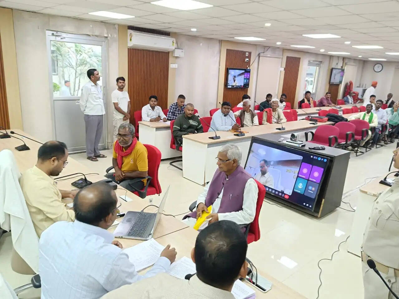 जिलाधिकारी ने जनता दरबार में सुनी 49 फरियादियों की समस्याएं