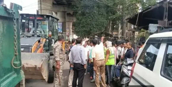 सीपरी बाजार में नगर निगम की बड़ी कार्रवाई, अतिक्रमण हटाया, 45 हजार रुपये का जुर्माना वसूला