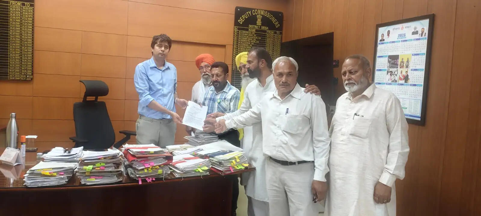 सिरसा: किसान संगठनों ने शर्तों व नियमों को हटाने की मांग पर किया प्रदर्शन, डीसी को सौंपा ज्ञापन