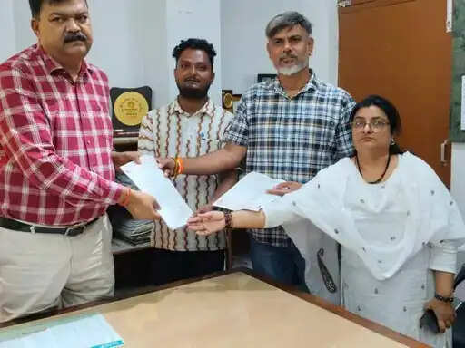 अनूपपुर: सात महीने का वेतन नहीं मिलाने से नाराज नपा कर्मचारियों ने सौंपा ज्ञापन