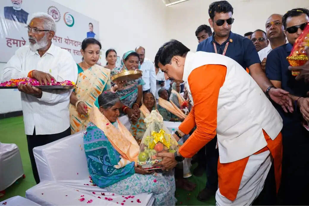 पांढुर्णाः मुख्यमंत्री डॉ. मोहन यादव ने वृद्धजनों का किया सम्मान, बच्चों को किया दुलार