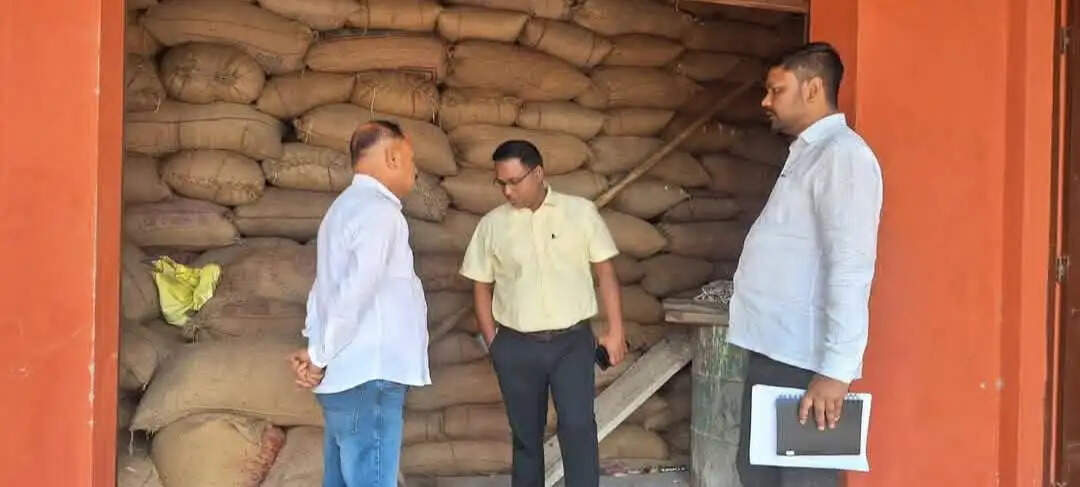 बसंतपुर में पैक्स गोदामों का भौतिक सत्यापन, संतुष्ट दिखे एसडीएम