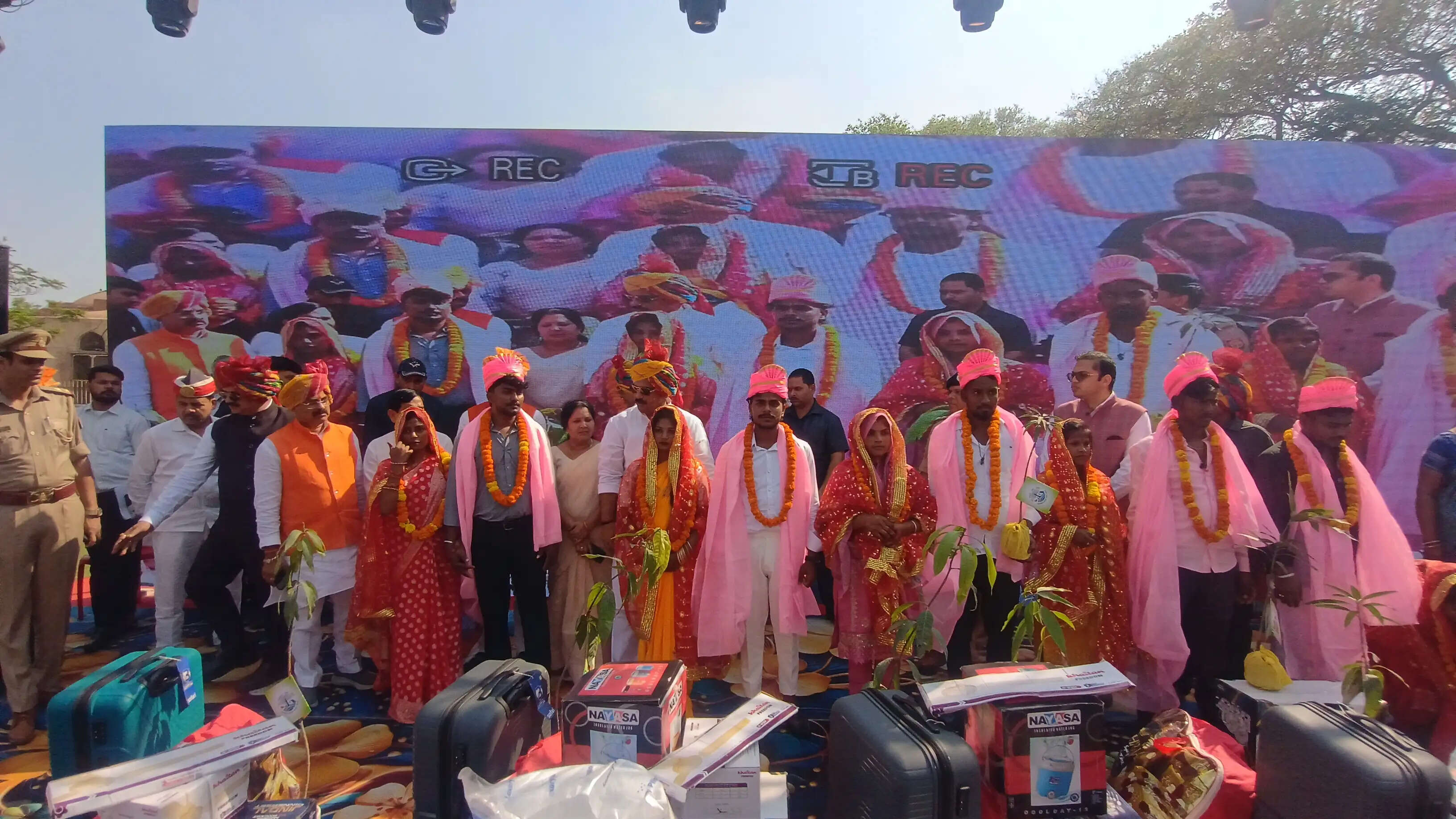 जौनपुर महोत्सव में 600 से अधिक जोड़ों का सामूहिक विवाह संपन्न , प्रभारी मंत्री ने दिया आशीर्वाद