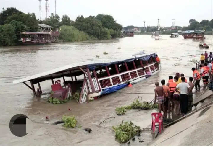 धुबड़ी के गुमाफेरिघाट में यात्री नाव दुर्घटना, काफी संख्या में यात्री फंसे
