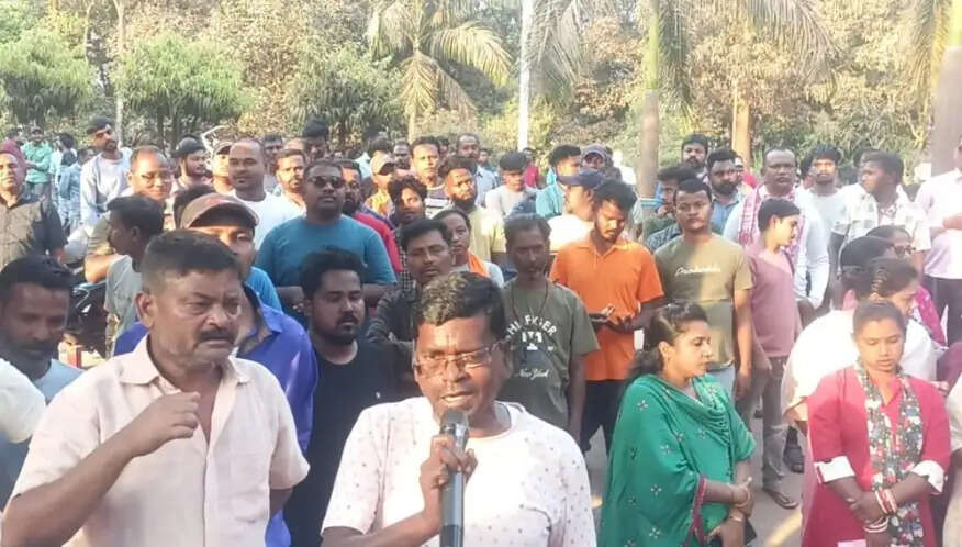 एमडीओ प्रणाली के विरोध में मजदूरों ने प्रदर्शन किया