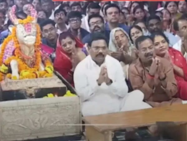 अभिनेता कार्तिक आर्यन ने लिया महाकाल का आशीर्वाद, ओडिशा के राज्य मंत्री गोकुला नंदा भस्म आरती में हुए शामिल