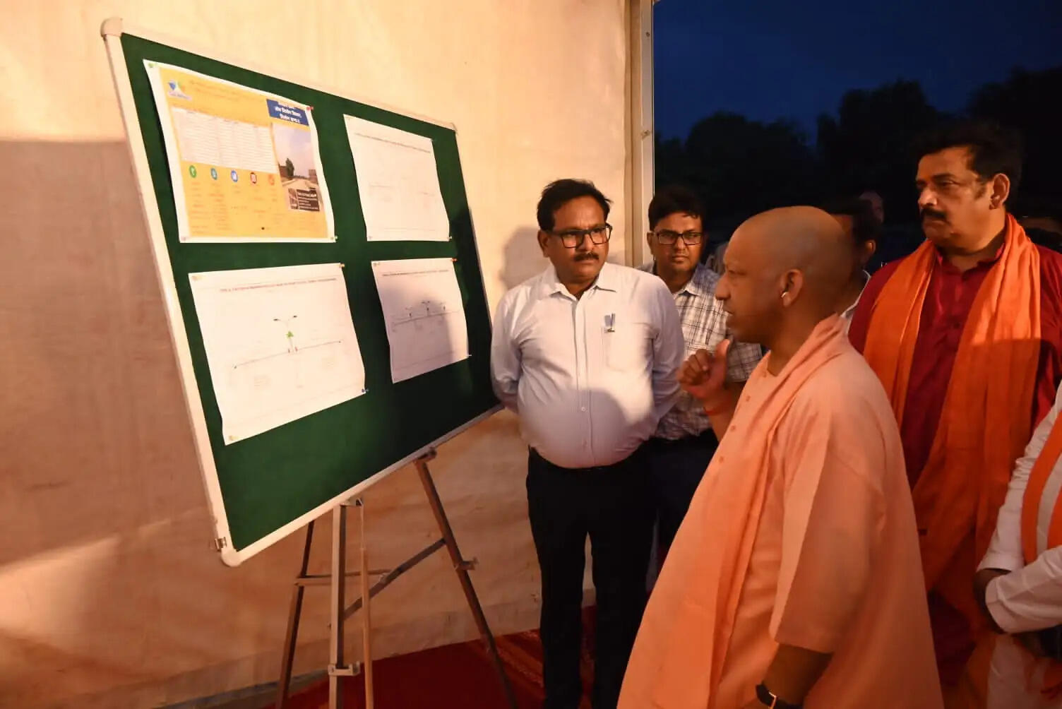 मैनपॉवर बढ़ाकर तेजी से कराएं कार्य : मुख्यमंत्री