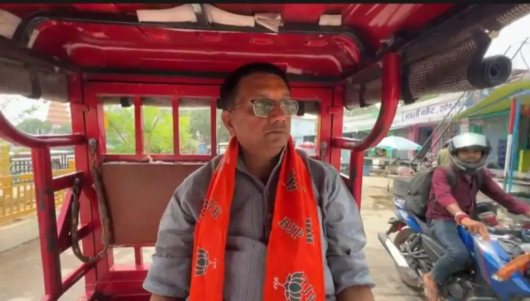 ई-रिक्शा से अपने कार्यालय पहुंचे मंत्री ईं शैलेंद्र