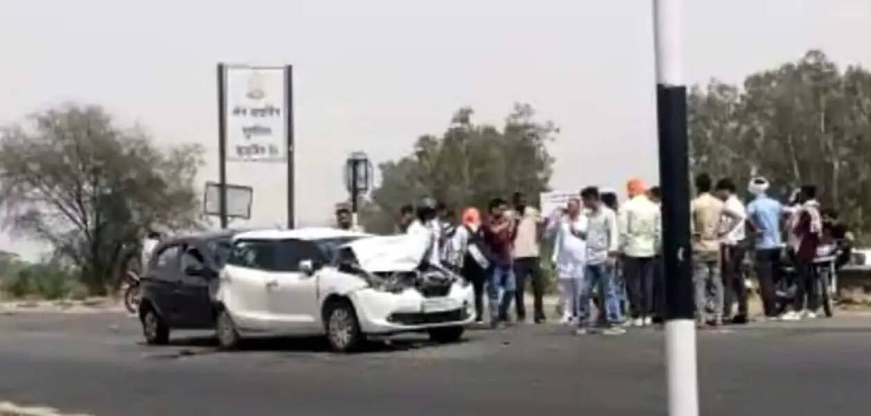 हांसी में राजस्थान रोडवेज बस के पीछे से टकराईं दो कारें, दो घायल