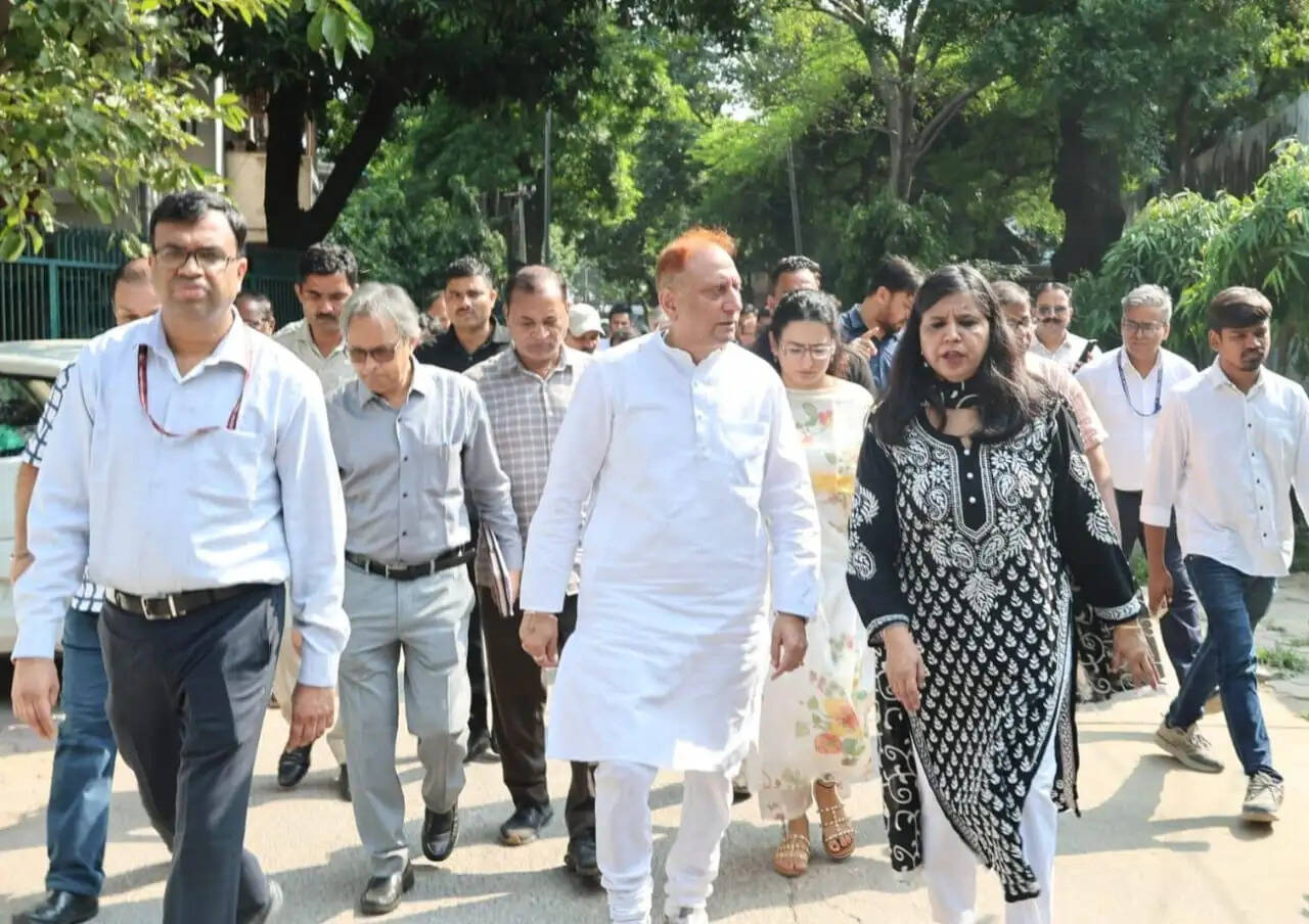 महापौर ने हिंदूराव अस्पताल का किया निरीक्षण