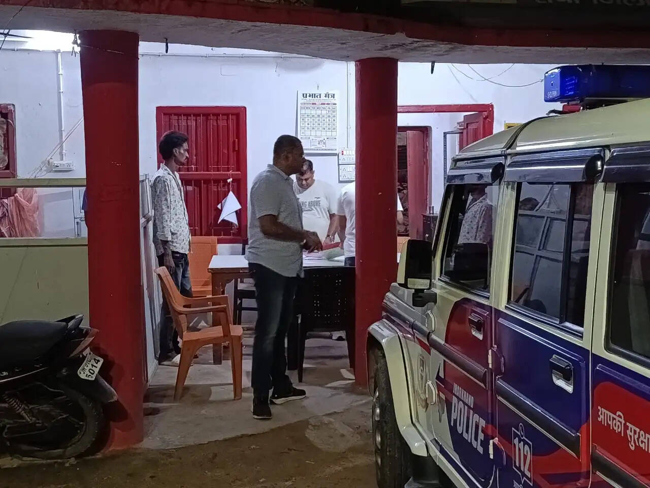 रांची में आधी रात सड़कों पर उतरे एसएसपी राकेश रंजन, थानों का किया औचक निरीक्षण, लापरवाही पर दो अधिकारियों को नोटिस