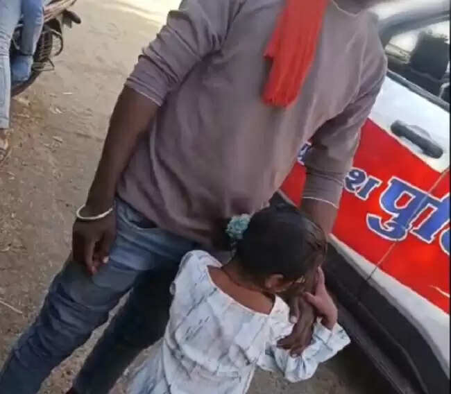 विदिशाः डायल-112 के जवानों ने रास्ता भटकी 08 वर्षीय बालिका को सुरक्षित परिजनों से मिलाया