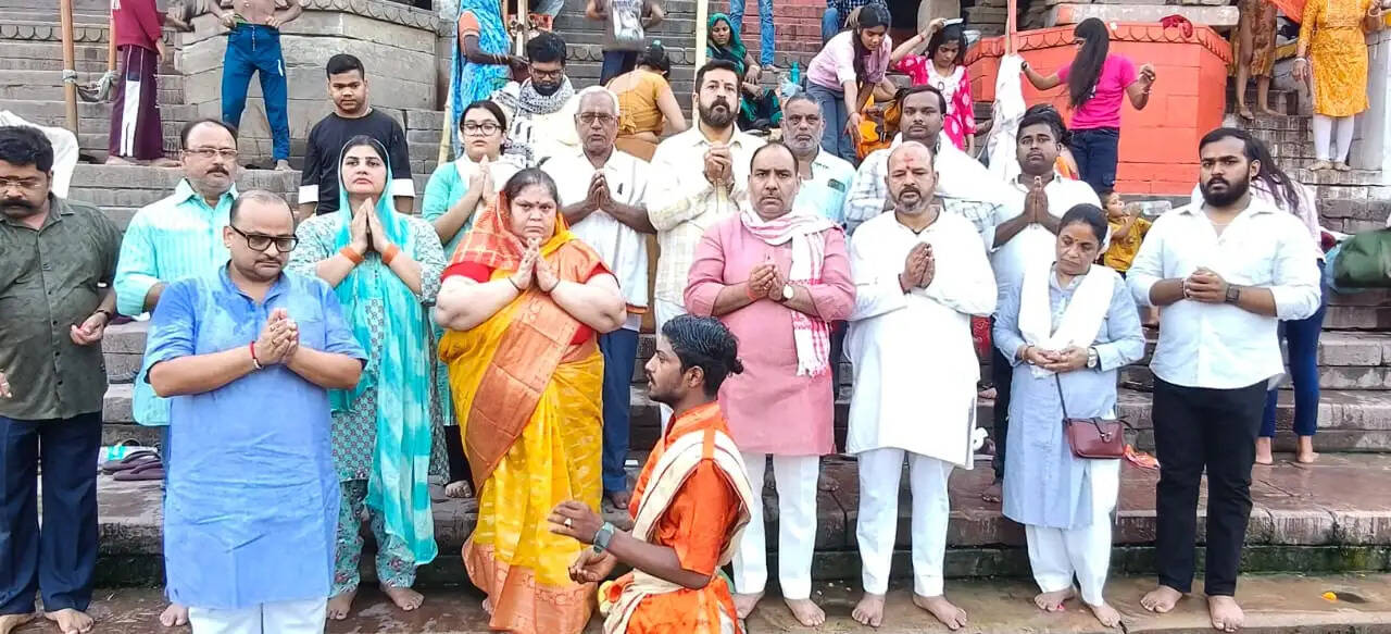 गंगा दशहरा पर वाराणसी कांग्रेस परिवार ने किया माँ गंगा का पूजन-अर्चन
