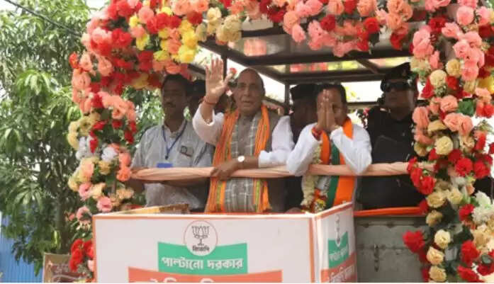 कुमारगंज में राजनाथ सिंह का रोड शो, भीड़ पर सियासी घमासान