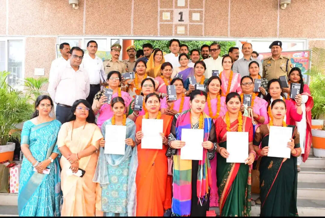 कन्नौज में मुख्य सेविकाओं को स्मार्ट फोन और सहायिकाओं को प्रभारी मंत्री ने दिए नियुक्ति पत्र