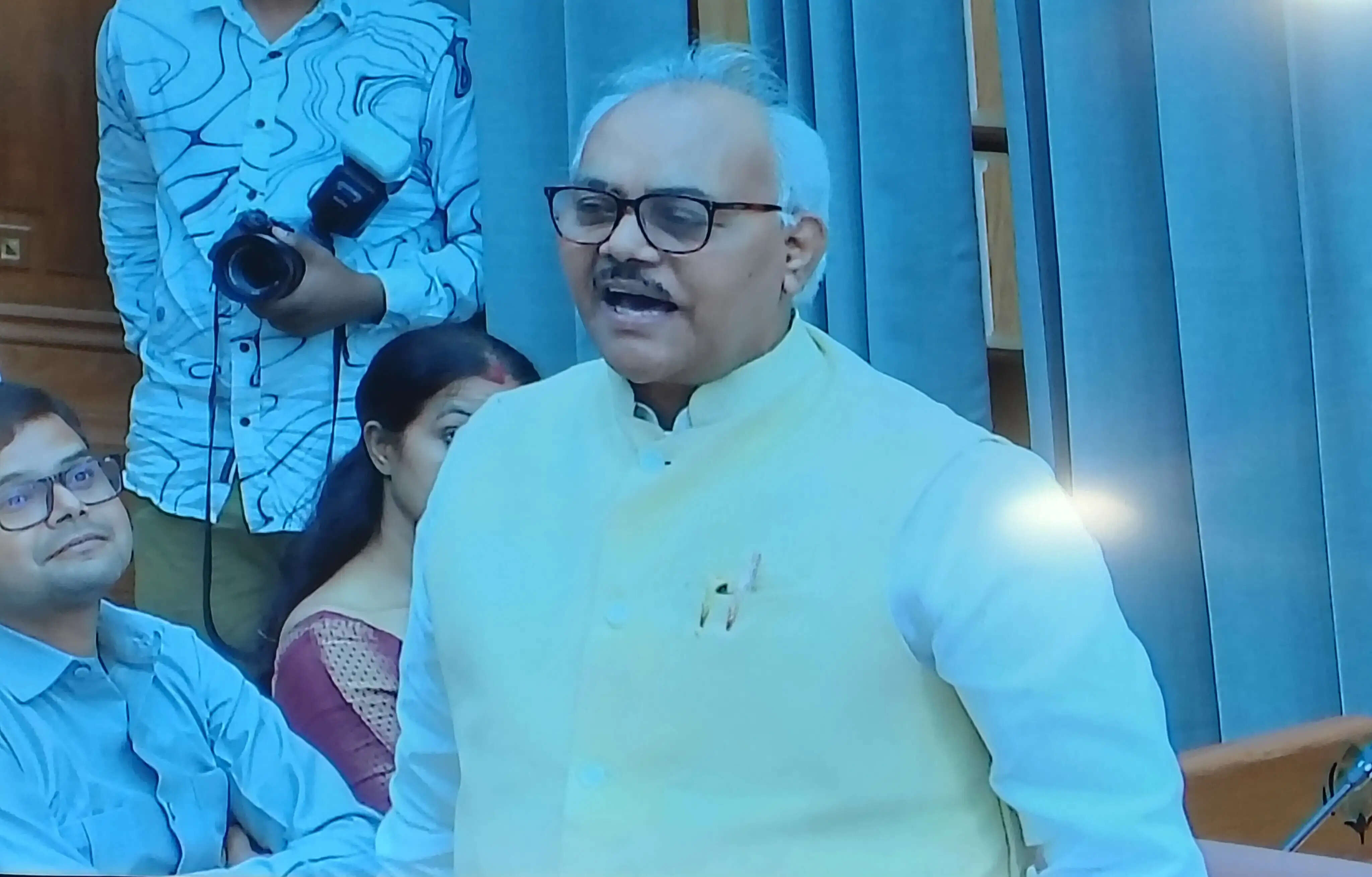किसान यूरिया से त्रस्त, सरकार आवंटित बजट भी खर्च नहीं कर पा रही: लाल बिहारी यादव