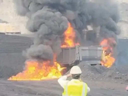 कोरबा: कलिंगा कंपनी के डंपर में लगी भीषण आग, दाे करोड़ का वाहन जलकर खाक; चालक ने कूदकर बचाई जान