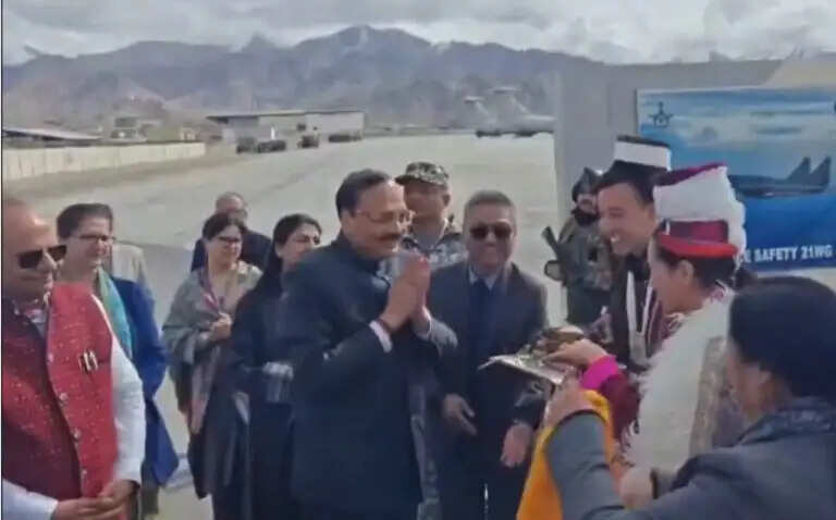 सीजेआई सूर्यकांत का शुक्रवार को लद्दाख में पारंपरिक स्वागत किया गया