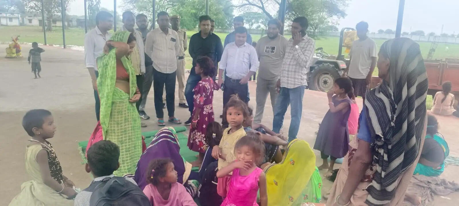 जांजगीर-चांपा में बाढ़ प्रभावित क्षेत्रों का दौरा: अपर कलेक्टर ज्ञानेन्द्र सिंह ठाकुर ने कोनार राहत शिविर का किया निरीक्षण