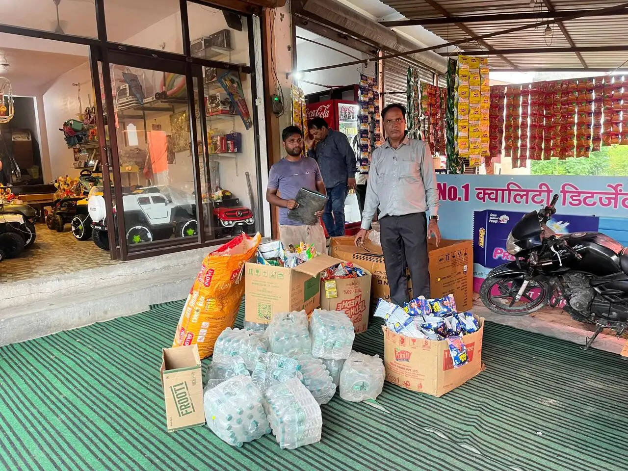 लक्सर में खाद्य सुरक्षा विभाग ने दो कुंतल एक्सपायरी सामान जब्त कर नष्ट किया