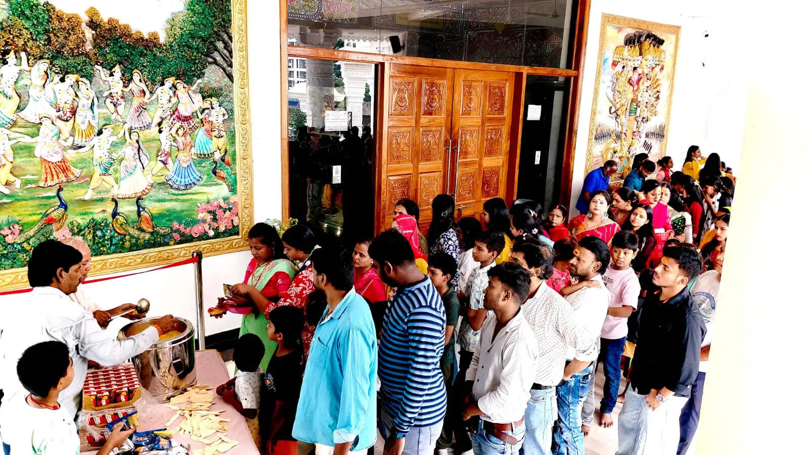 अन्नपूर्णा सेवा में श्रद्धालुओं के बीच महाप्रसाद वितरण