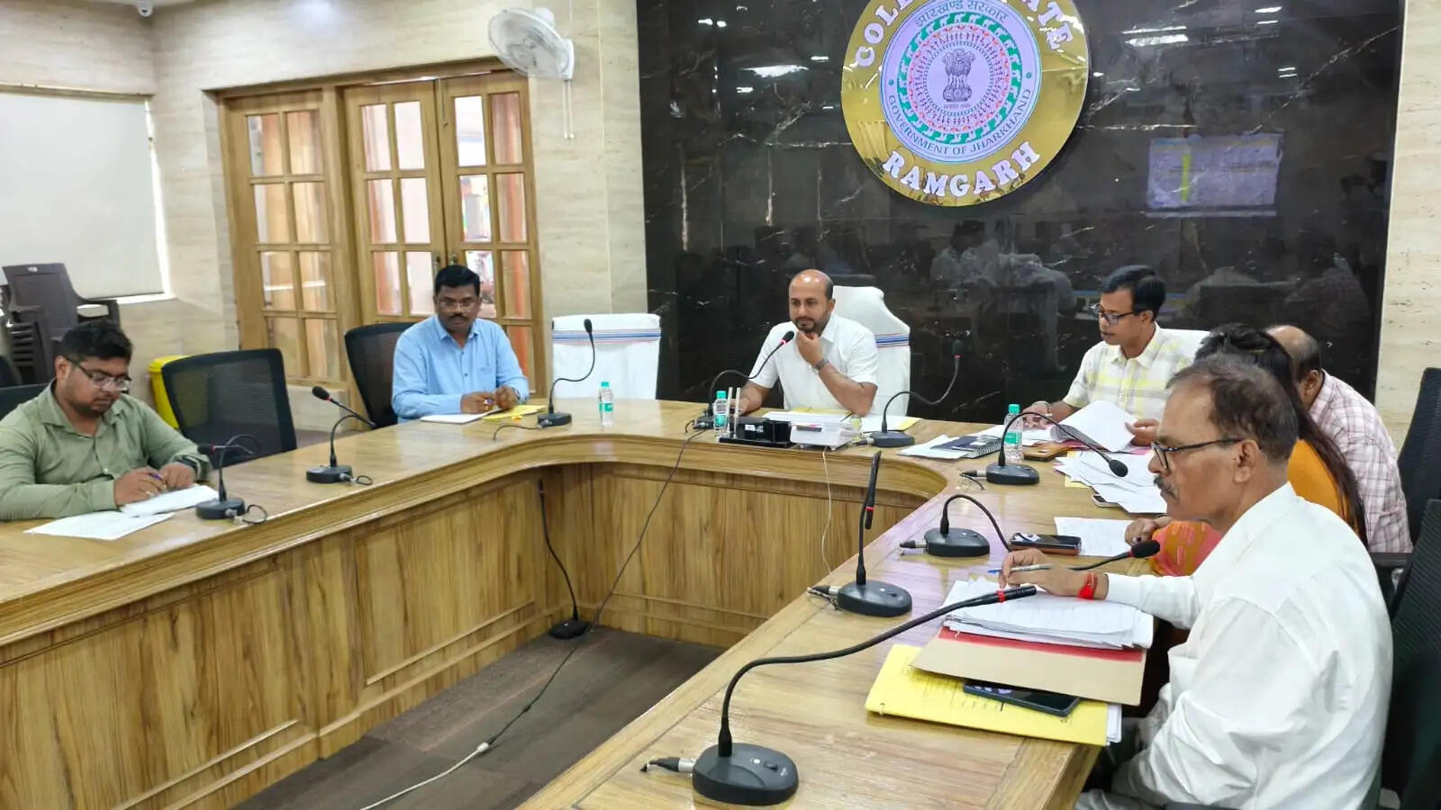 लंबित भूमि अधिग्रहण मामलों का त्वरित हो निष्पादन, मुआवजा भुगतान में लाएं तेजी&nbsp;: डीसी