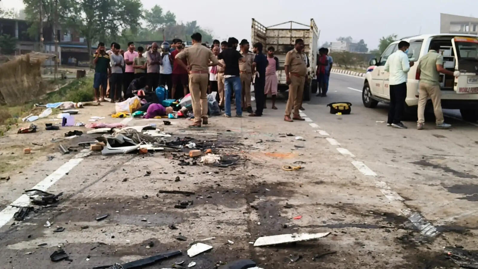 मऊ में स्कॉर्पियो–ट्रेलर की टक्कर में 5 लोगों की मौत