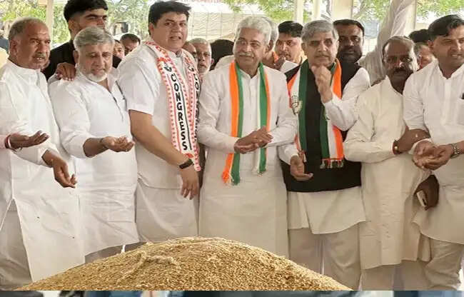 सोनीपत: कांग्रेस प्रदेशाध्यक्ष के अनाज मंडी में सुनी किसानों की समस्याएं