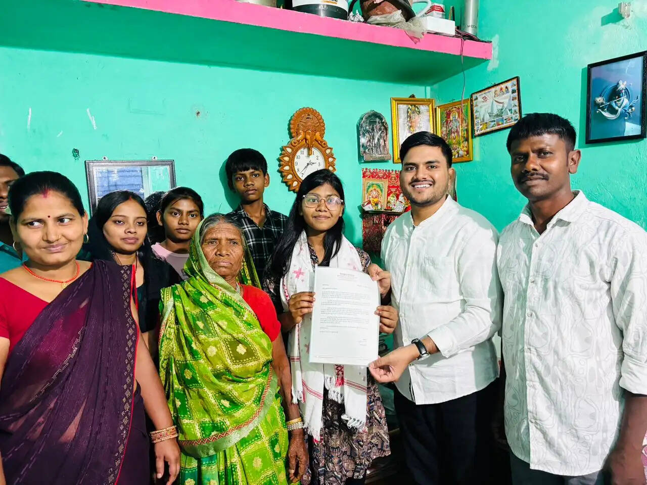 आजसू ने किया मैट्रिक टॉपर को सम्मानित