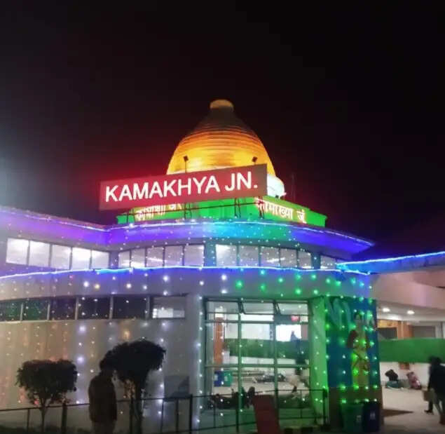 कामाख्या रेलवे स्टेशन पर बड़ा हादसा, करंट लगने से दो कर्मचारी घायल